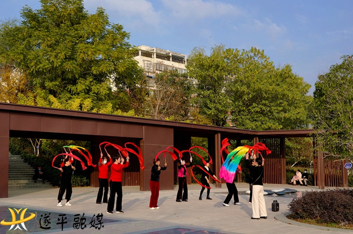 居民在汝河生態(tài)公園排練節(jié)目.jpg
