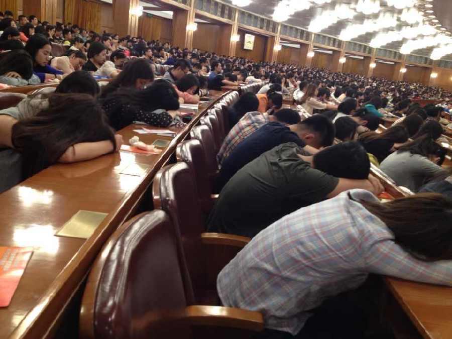 九旬院士站著做報(bào)告 九零后學(xué)生趴著打瞌睡(圖)(