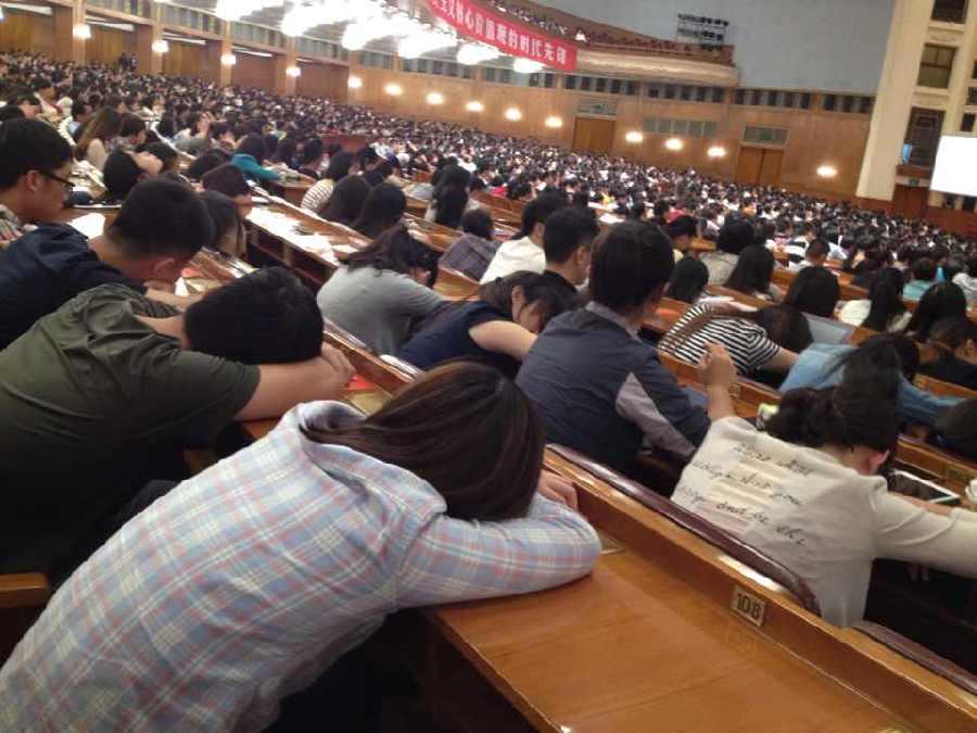 九旬院士站著做報(bào)告 九零后學(xué)生趴著打瞌睡(圖)(