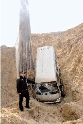 鄭州一面包車(chē)被偷后開(kāi)進(jìn)8米深坑 疑似車(chē)主遭人報(bào)復(fù)