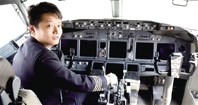 鄭州帥小伙27歲當(dāng)上機(jī)長(zhǎng) 稱(chēng)最美風(fēng)景是安全著陸