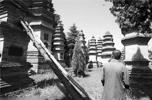 網傳少林寺塔林部分佛塔歪斜靠木桿支撐 是真的！
