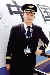 鄭州帥小伙27歲當(dāng)上機(jī)長(zhǎng) 稱(chēng)最美風(fēng)景是安全著陸