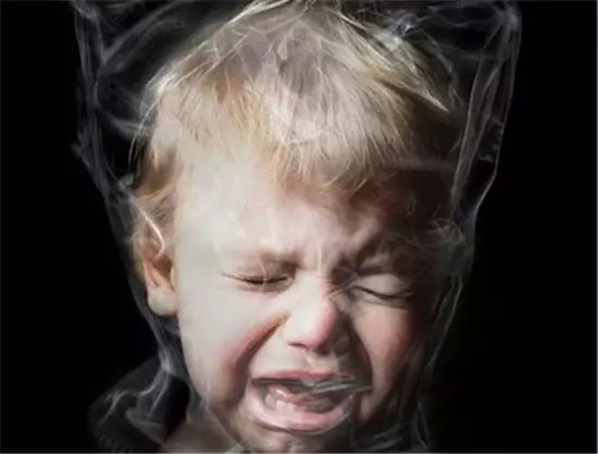 爸媽注意！3歲寶寶沒(méi)了命，只因媽媽做了這件蠢事！