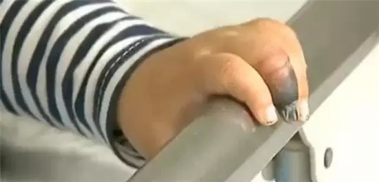爸媽注意！3歲寶寶沒(méi)了命，只因媽媽做了這件蠢事！