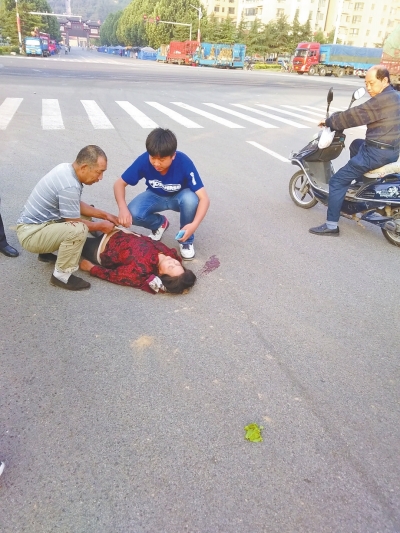 贊！老太摔下車昏迷不醒 高中生急救手法專業(yè)