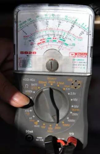 女子ATM機取個錢，竟然遭200伏電擊！碰見這樣的ATM機要小心...
