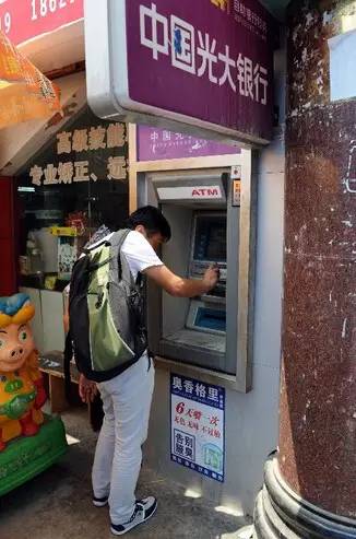 女子ATM機取個錢，竟然遭200伏電擊！碰見這樣的ATM機要小心...