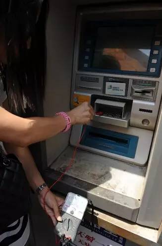女子ATM機取個錢，竟然遭200伏電擊！碰見這樣的ATM機要小心...