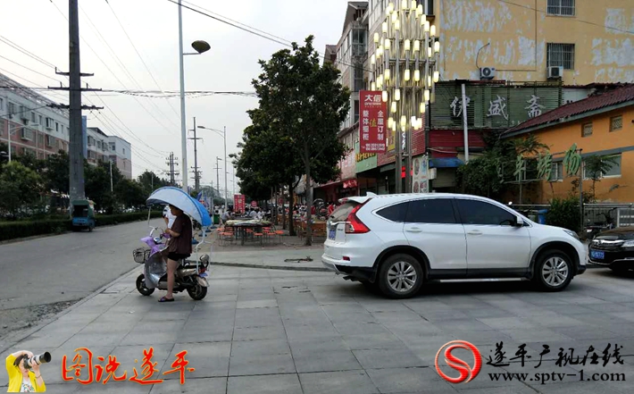 圖2:金山北路藝術(shù)中心北側(cè)路東,時(shí)間還不到18點(diǎn),路邊的人行道已經(jīng)被夜市餐飲“霸占”,行人只有走到快車道上。