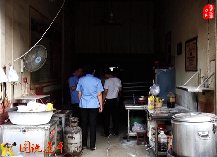 圖為:某小吃店沒(méi)有按照前廳后廚的要求,環(huán)境臟亂差。