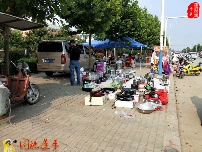 上圖:還是金山小學(xué)北門,還是占用人行道亂擺攤設(shè)點(diǎn),難道說這是正?,F(xiàn)象嗎?該由誰來管呢?