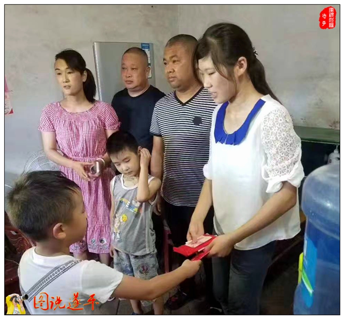 圖為:小愛(ài)心志愿者來(lái)把愛(ài)心捐款遞到任青云的手中。