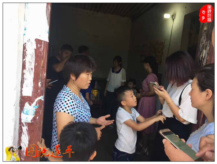 圖為:愛(ài)心志愿者來(lái)到和興大牛村貧困戶任青云的家了解情況。