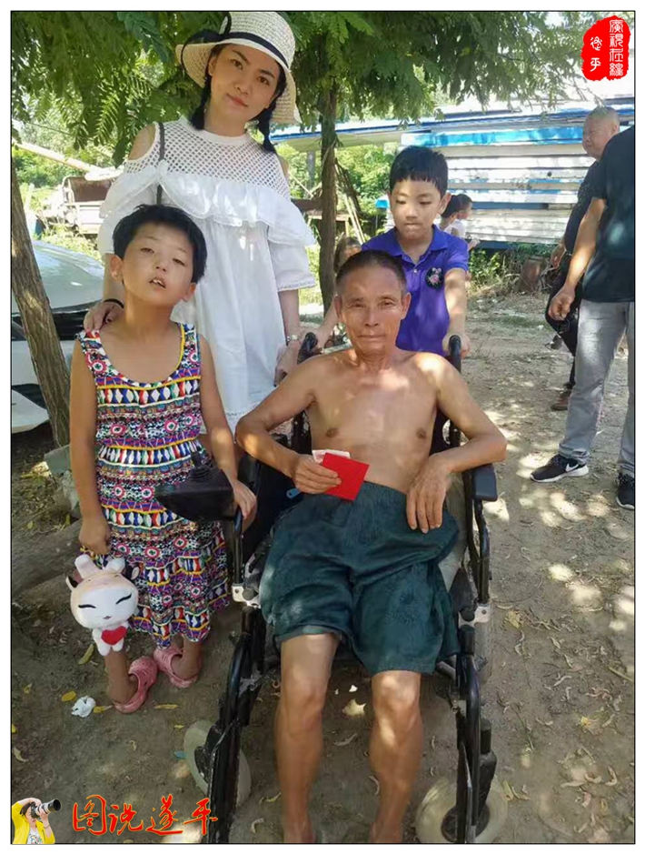 圖為:縣廣播電視臺(tái)主持人海笑和兒子與董運(yùn)生和孫女的合影。