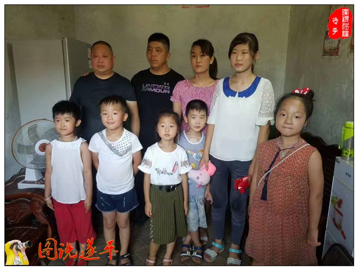 圖為:部分愛(ài)心志愿者們與任青云姐弟的合影。